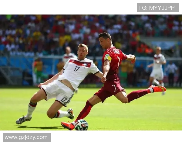 足球球星高强度训练全过程专业解说揭秘提升技战术水平